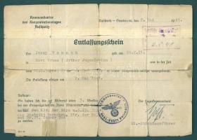 1941 Újverbászi születésű férfi szabadulólevele az auswitzi koncentrációs táborból 14 hónapnyi fogság után, rendszeres jelentkezési kötelezettséggel. A hátoldalán ennek igazolásával. Mellékelve a dokumentum hitelesített másolata 1946-ból. Az eredeti megviselt állapotban. / Original discharge-document from the Auschwitz concatration camp with obligation and confirmation of registration. With official copy of the documents from 1946. Original in bad condition.