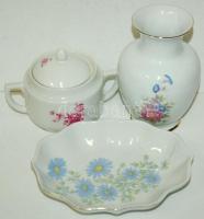 Nagy vegyes porcelán tétel: Zsolnay hamutál, Hollóházi váza, figurák, kistányérok és egyéb jobb dara...