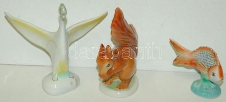 Nagy vegyes porcelán tétel: Zsolnay hamutál, Hollóházi váza, figurák, kistányérok és egyéb jobb dara...