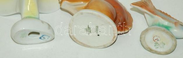 Nagy vegyes porcelán tétel: Zsolnay hamutál, Hollóházi váza, figurák, kistányérok és egyéb jobb dara...