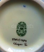 Kézzel festett virágokkal díszített és aranyozott sorszámozott Zsolnay jelzett porcelán váza / Zsoln...