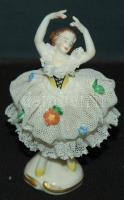 Kézzel festett áttört ruhás porcelán táncoslány figura (a ruha szélén kis hibák) / Handpainted chinaware figure (small fault) 10cm