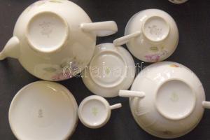 Vegyes porcelán kávés készlet: Hollóházi csészék, német kancsó, műzlis tál, stb