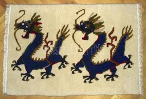 Nepáli, kézi szövésű sárkányokat ábrázoló faliszőnyeg / Tibet: Hand-weaven wall-carpet depicting dragons 95x65 cm