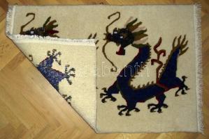 Nepáli, kézi szövésű sárkányokat ábrázoló faliszőnyeg / Tibet: Hand-weaven wall-carpet depicting dra...
