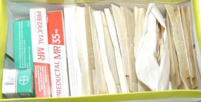 Kb 2000 db ajánlási ragjegy kis zacskókba rendezve cipős dobozban