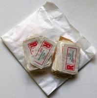 Kb 2000 db ajánlási ragjegy kis zacskókba rendezve cipős dobozban