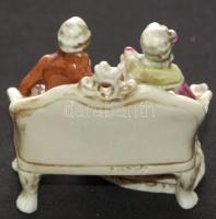 Padon ülő szerelmespárt ábrázoló porcelán figura / Chinaware figure 10cm
