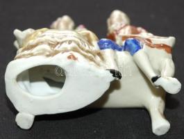 Padon ülő szerelmespárt ábrázoló porcelán figura / Chinaware figure 10cm
