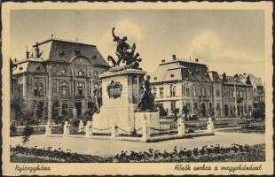 Nyíregyháza hősi emlékmű, megyeháza