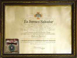 1917 Vöröskereszt ezüst díszérme a hadiékítménnyel eredeti dobozában, hozzá keretben adományozó oklevél Ferenc Salvator főherceg facsimile aláírásával / 1917 Red-Cross silver medal with military ornament. In original box along with awarding warrant in frame that is facsimile signed by duke Franz Salvator.