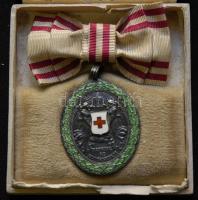1917 Vöröskereszt ezüst díszérme a hadiékítménnyel eredeti dobozában, hozzá keretben adományozó okle...