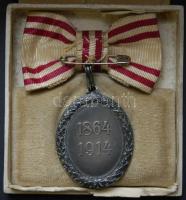 1917 Vöröskereszt ezüst díszérme a hadiékítménnyel eredeti dobozában, hozzá keretben adományozó okle...