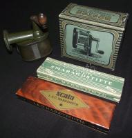 ~1920 Boston márkájú ceruzahegyező eredeti dobozában hibátlan állapotban + 2db eredeti hiánytalan csomag ceruza