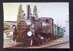 2db nagyméretű színes fotó a 100 éves HÉV szerelvényről