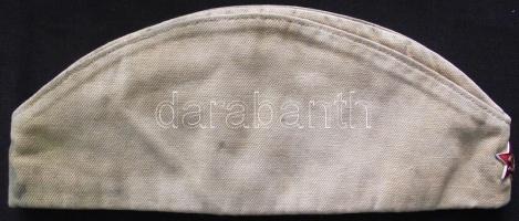 Szovjet katonai sapka jelvénnyel