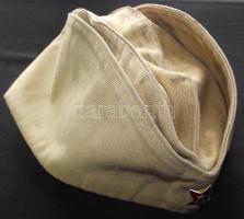 Szovjet katonai sapka jelvénnyel