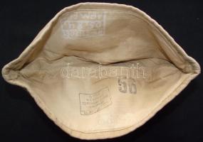 Szovjet katonai sapka jelvénnyel