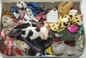 Régi uzsonnás táska tele klf kulcstartókkal