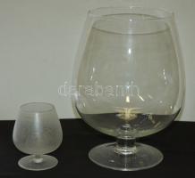 Nagyméretű üveg kehely 27cm magas és egy kis konyakos pohár