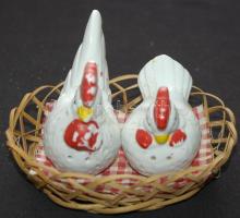 Kakas és tyúk alakú porcelán só-bors szóró kis fonott kosárkában