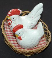 Kakas és tyúk alakú porcelán só-bors szóró kis fonott kosárkában