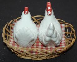 Kakas és tyúk alakú porcelán só-bors szóró kis fonott kosárkában