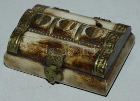 Dekoratív csontból és rézből készült ékszeres dobozka 10x7x4cm