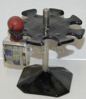 Vegyes bolhapiac tétel: dugóhúzó, fa gyertyatartó, kockacukor szedő, kis bicska, zászló, fém púderes doboz, stb