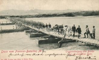 Pionnier Bataillon, Truppenübergang über Brücke mit verschmälerter Bahn / K.u.K. Engineer Battalion, pontoon bridge crossing