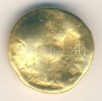 ~20Karátos azonosítatlan aranypénz, nehezen felismerhető jegyekkel (15mm/7.99g) T:4 /  ~20Kt unidentified gold coin (15mm/7.99g) C:G