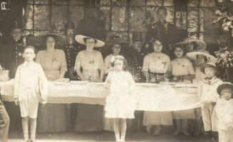 Trencsénteplic restaurant, family photo