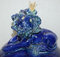 Morvay Zsuzsa (1946): Oroszlánkirály. Mázas kerámia bonbonniere. (korona sérült) / Lion-king artist ...