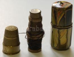 cca 1900 Hordozható, nyakba akasztható, mini varrókészlet. Apró dobozka gyűszűvel, tűtartós spulnival. Festett réz. / Portable sewing kit. Thimble, spool with needle holder. Painted copper 4 cm