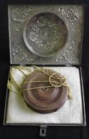 1650 Indigenátust megerősítő oklevél III. Ferdinánd császár saját kezű aláírásával. Az oklevélben III. Ferdinánd megerősíti apja, II. Ferdinánd 1628-ban kiadott privilégiumát, melyben Thobias Helfriedt von Keiserstein kamarai tanácsot, alsó-ausztriai Handgrafot honosítja a Morva őrgrófság lakosai közé, illetve ezt a privilégiumot kiadja fia, Hans Franz von Keiserstein a cseh hadsereg tábornagya részére is. Pergamen, fadobozos viaszpecséttel dombornyomással díszített kapcsos fém védőtokban.  / 1650 Warrant of Emperor Ferdinand III. in which the Emperor affirms his father privilege and naturalises Thobias Helfriedt von Keiserstein in the Moravian Earldom and grants the privilage for his son Hans Franz von Keiserstein marshal of the Czech army. With autograph signature of the Emperor. Pergamin with wax-seal in wooden case and in ornamented metal case. 70x45 cm