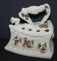 Kézzel festett porcelán vasaló hibátlan állapotban / Handpainted chinaware iron in flawless conditio...