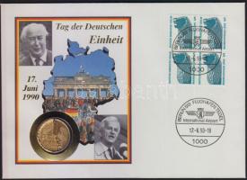 Németország 1990. félbevágott 1M aranyozva (NDK+NSZK) bélyeges borítékon, bélyegzővel T:1 Germany 1990. 1 Mark gilded bisected coin (GFR + GDR) on stamped envelop C:Unc