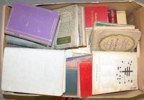 Óriási háború előtti könyvtétel nagy ládában jobb kiadásokkal, érdekességekkel