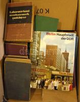 Óriási háború előtti könyvtétel nagy ládábon jobb kiadásokkal, érdekességekkel