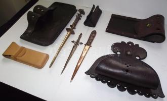 Bőrdíszműves íróasztali készlet. Toll és jegyzettartó, újságtartó, levélkések