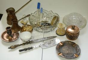 Nagy vegyes bolhapiac tétel: 7db réz edény, 4db kristály bonbonier, gyümölcsös tál, bizsuk, stb.