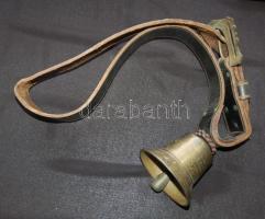 Dekoratív véséssel díszített réz kolomp mintás bőr szíjjal 58cm