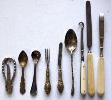 9db klf eszköz: kiskanál, játék villa és kés, csipesz reszelő, stb.