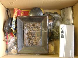 Vegyes bolha tétel: fém oroszlán figura, úti sakk készlet, réz pecsétnyomó, bronz Lucifer szobor, karóra, köszörűkő, hotelszappanok, zászló, púderes dobozka, stb