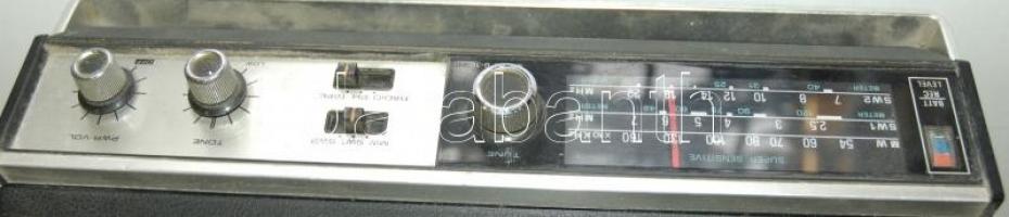 Régi jól működő hordozható Sanyo rádiómagnó és lemezjátszó ajándék lemezzel