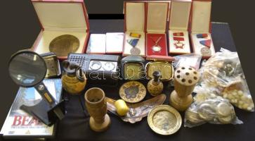 Nagy bolhapiac tétel: bizsuk, hibás zseb- és utazóórák, nagyító, DVD-k, érmek, rádió, kitüntetések, stb.