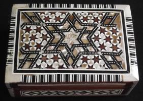 Gyöngyházberakásos fa ékszeres doboz plüss béléssel 5x9x12cm