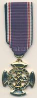 Német 3. Birodalom 1938-45. Légvédelmi érdemérem 1. osztálya szalaggal, gyűjtői replika T:1 German Third Reich 1938-45. Air Defence Medal 1st Class with ribbon, replica C:Unc