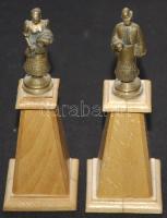 2db népies réz figura fa talapzaton 14cm magas