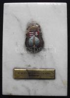 1940. "Az 1940. Évi Jubileumi Kiállítás Körüli Érdemekért" zománcozott emlékplakett márvány talapzaton